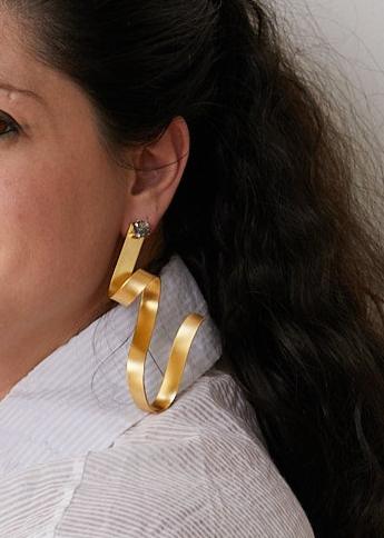 BOLD MODULAR GOLD CURVED EARRINGS