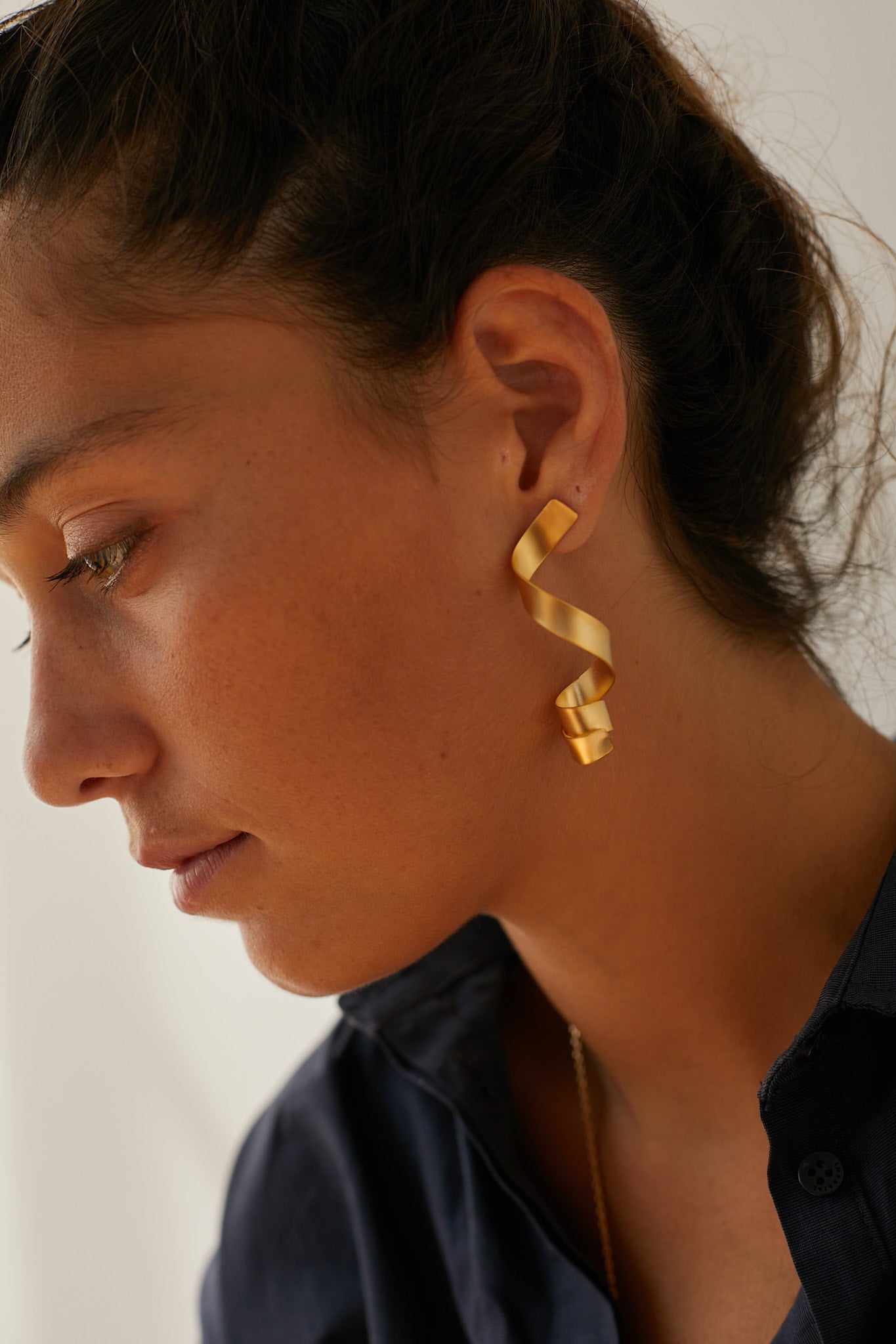 CURLY GOLDEN ASYMMETRICAL EARRINGS