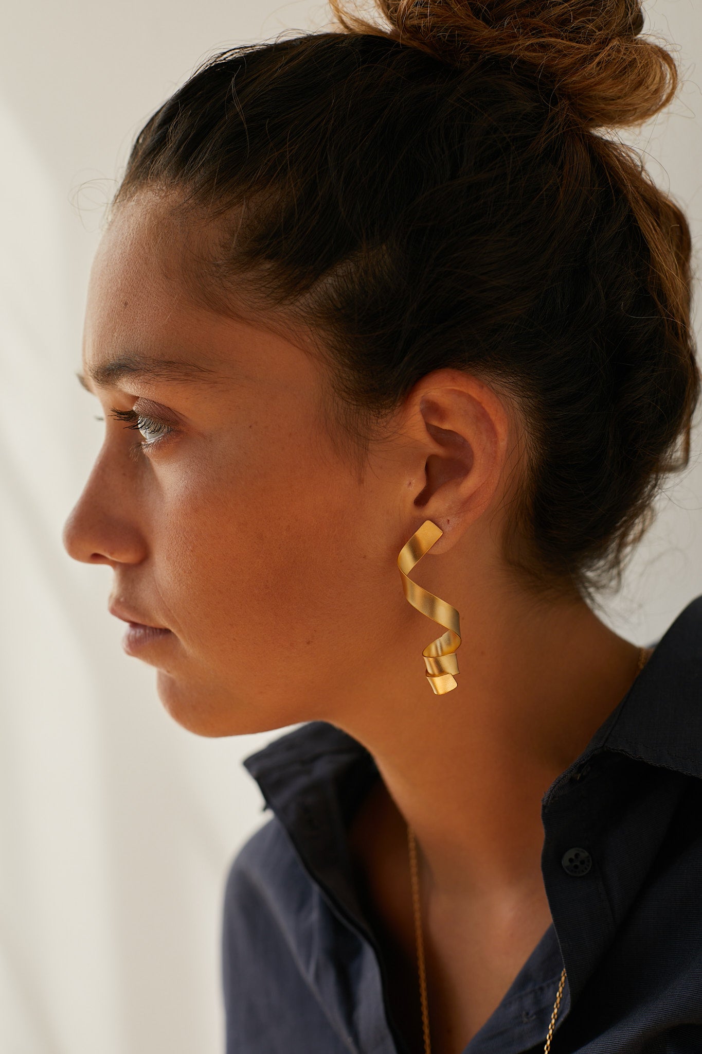 CURLY GOLDEN ASYMMETRICAL EARRINGS