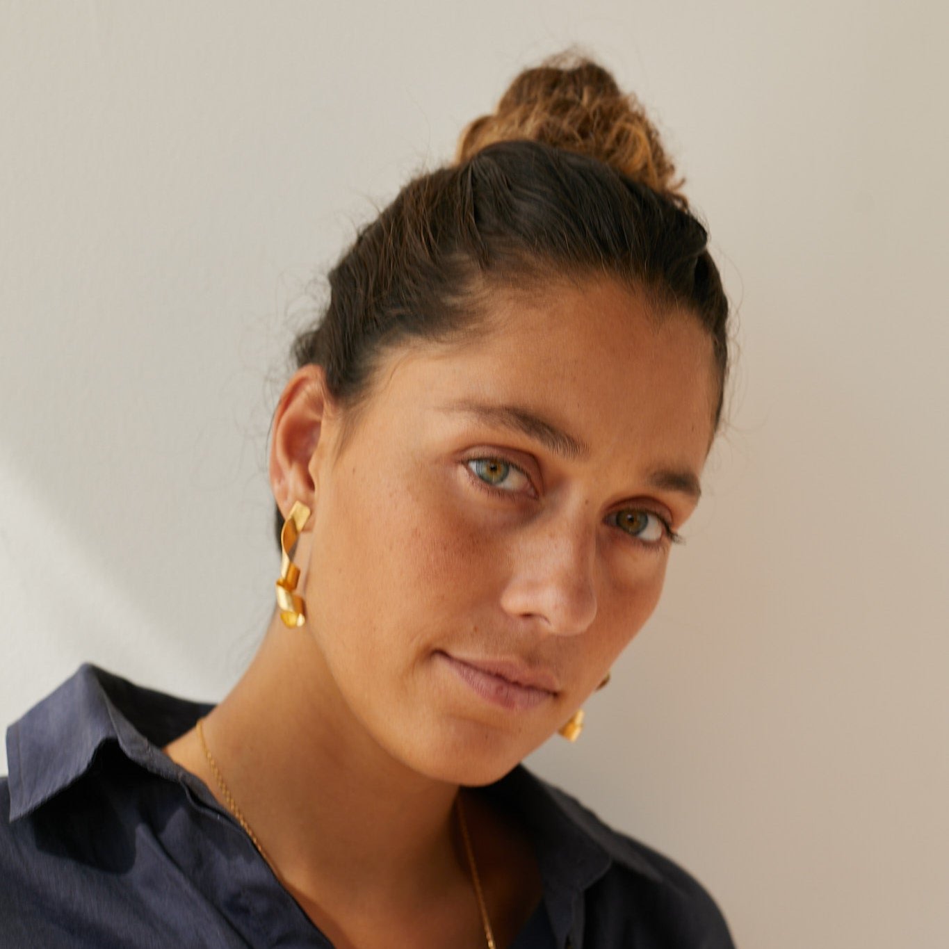 CURLY GOLDEN ASYMMETRICAL EARRINGS