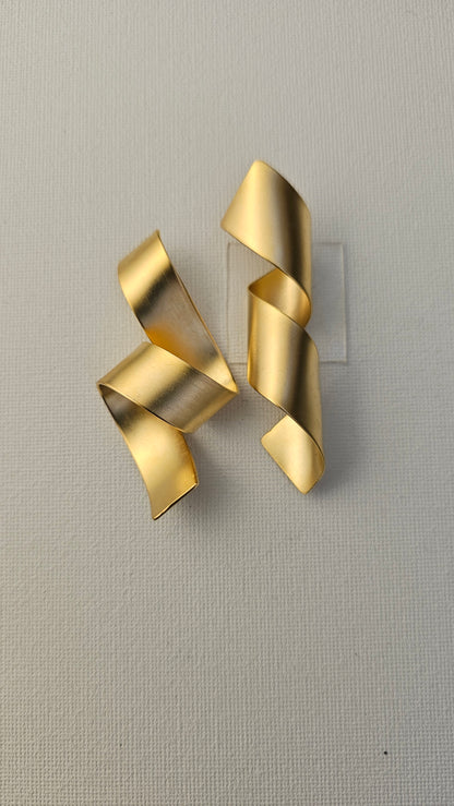 CURLY GOLDEN ASYMMETRICAL EARRINGS