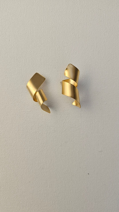 CURLY GOLDEN ASYMMETRICAL EARRINGS