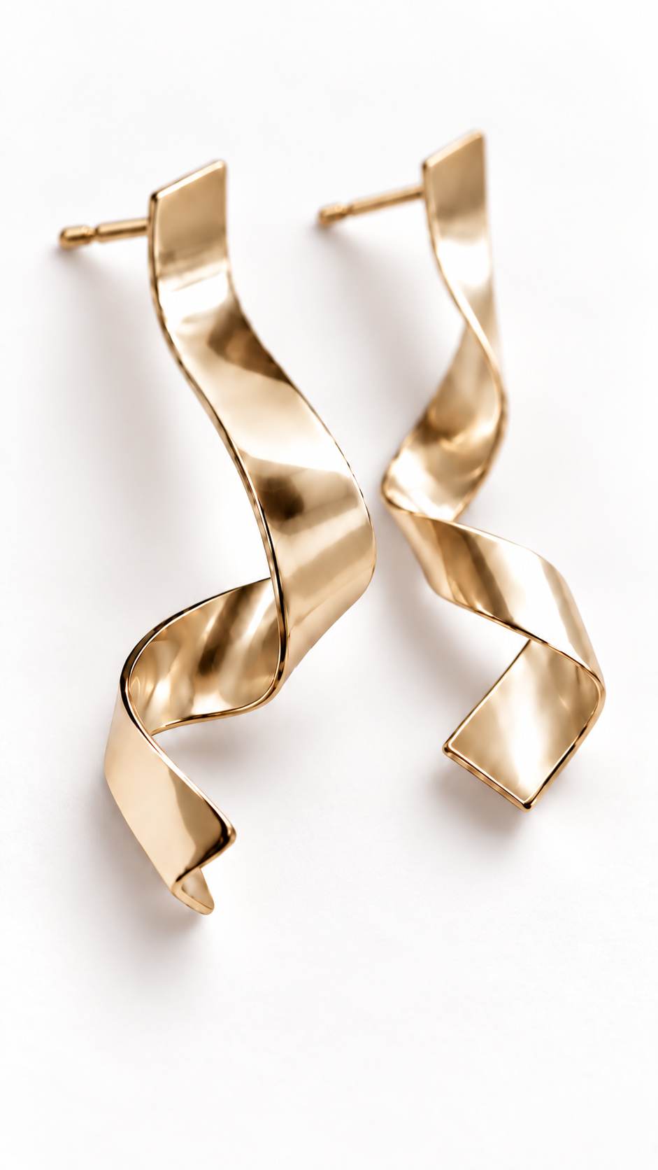Dafnie 14k gold earrings, close view of the twist
