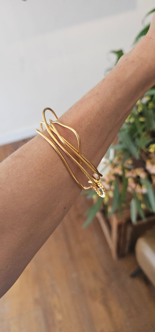 Hurricane Nº 8924 bracelets on the wrist, OTILYAS studio
