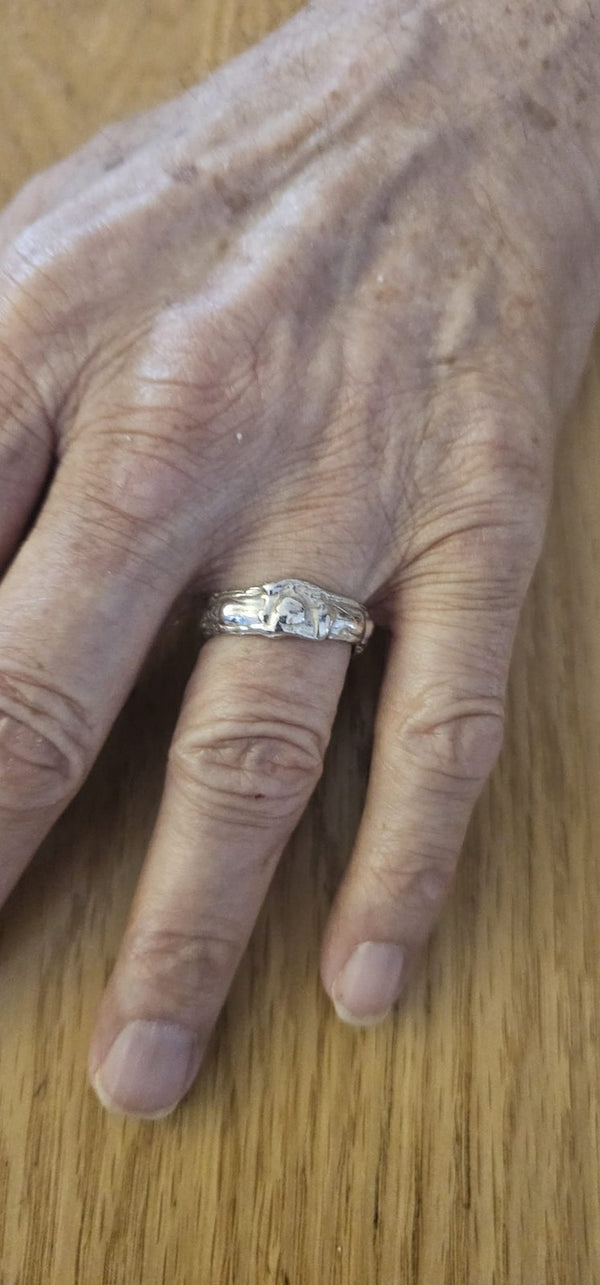 The Carmel ring worn on the hand in the OTILYAS studio