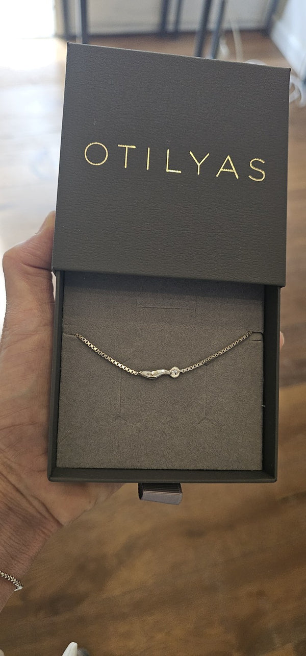 The cloud bracelet in 18k white gold with a lab-grown diamond, in the OTILYAS gift box