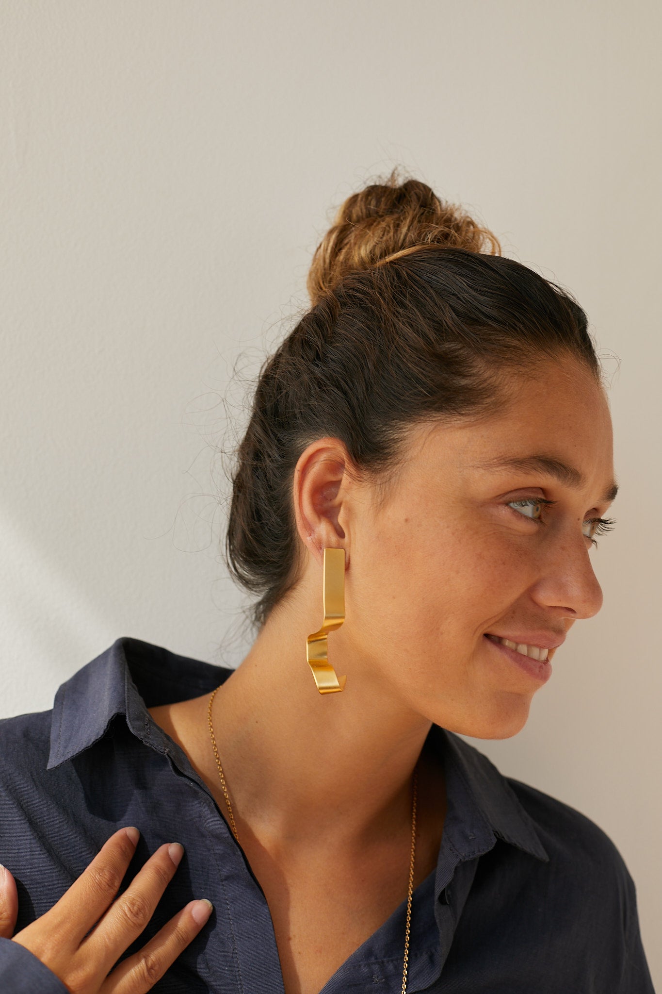 CURVED ASYMMETRICAL STRIPE GOLD EARRINGS