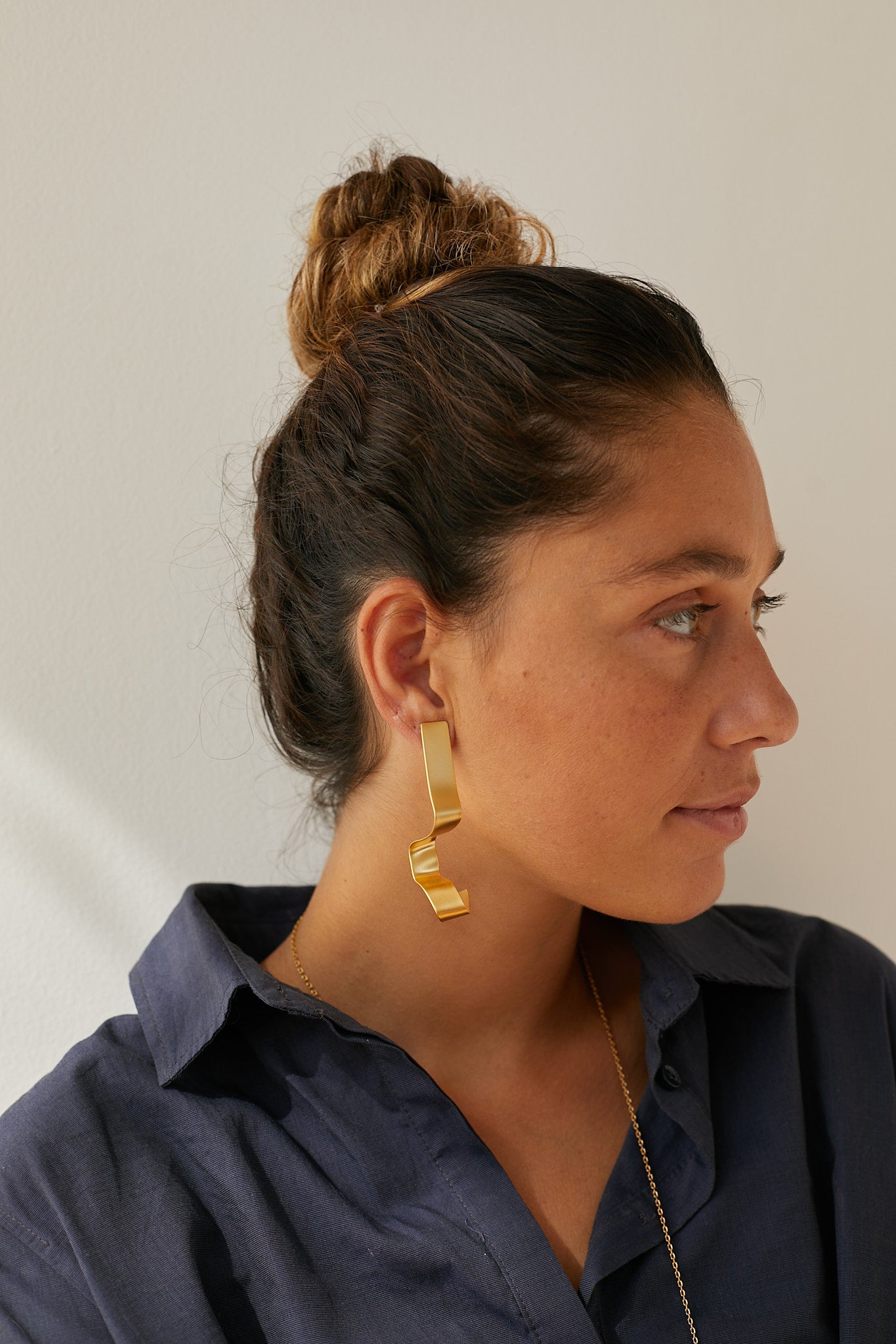 CURVED ASYMMETRICAL STRIPE GOLD EARRINGS