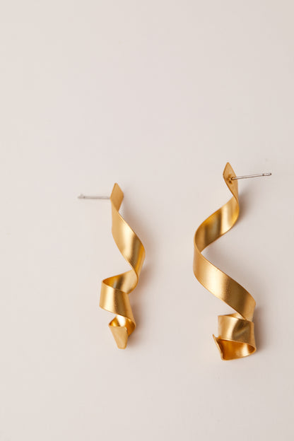 CURLY GOLDEN ASYMMETRICAL EARRINGS