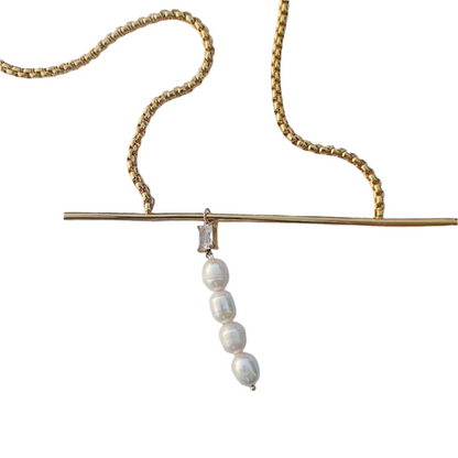 Asymmetrical gold pearls necklace