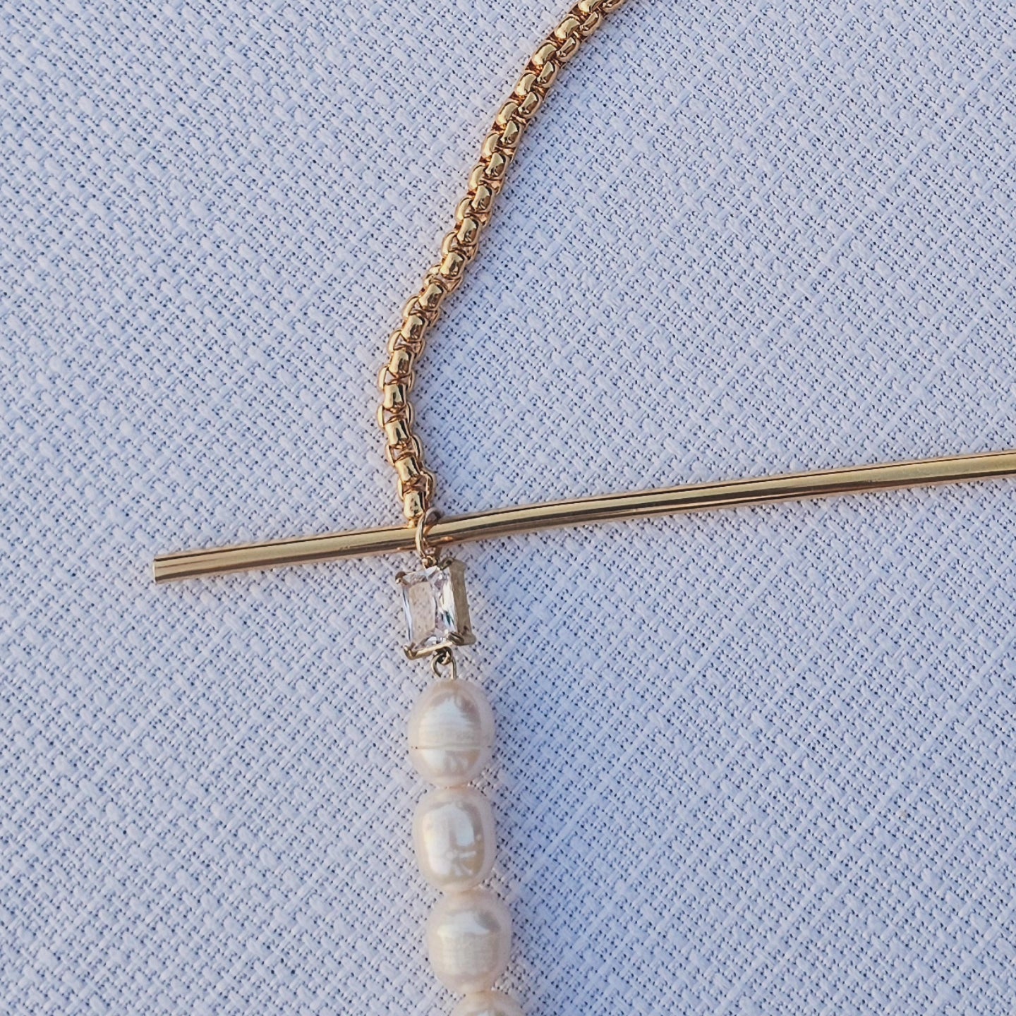 Asymmetrical gold pearls necklace