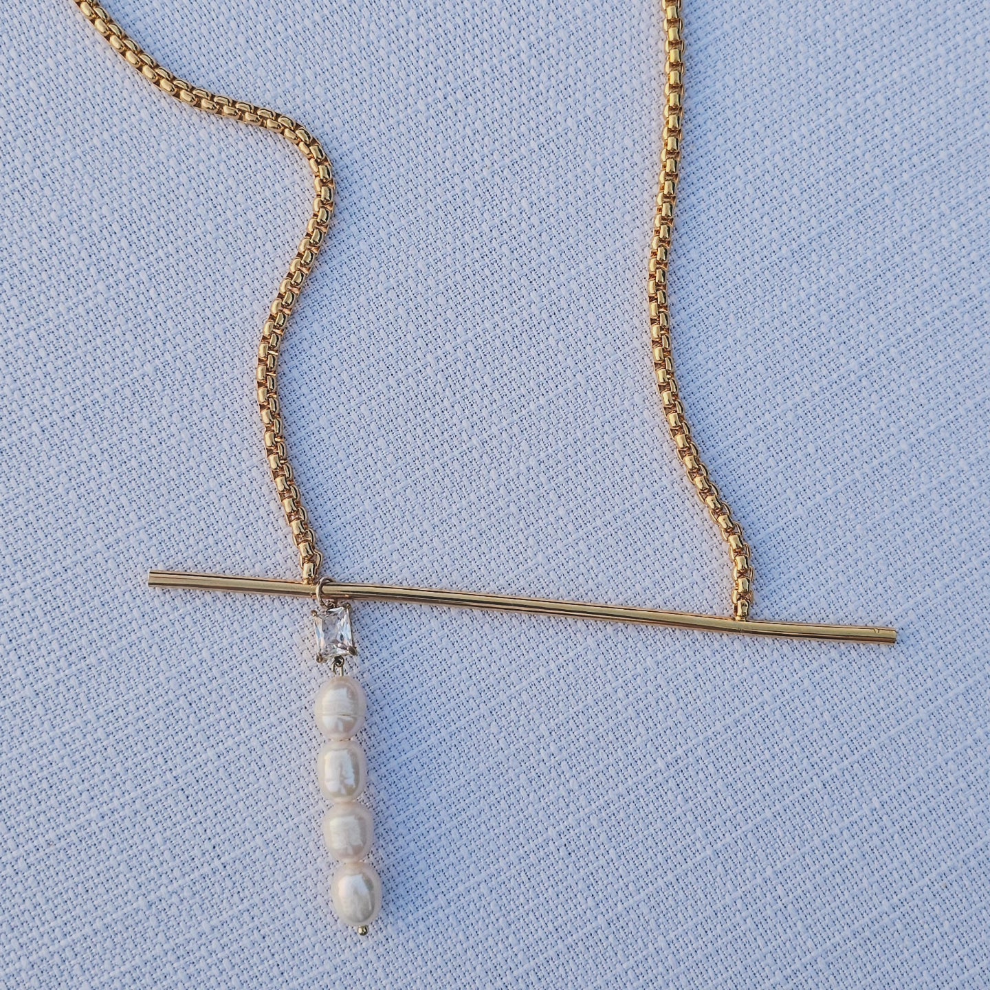 Asymmetrical gold pearls necklace