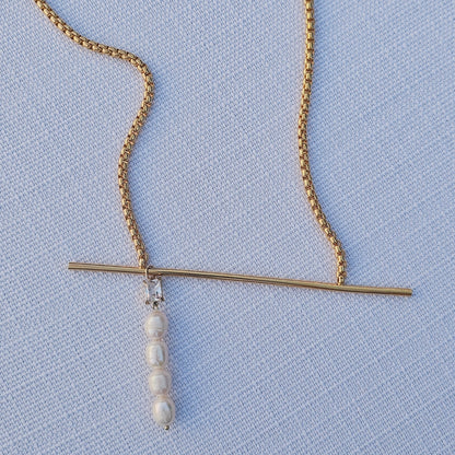 Asymmetrical gold pearls necklace