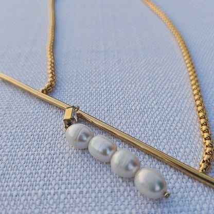 Asymmetrical gold pearls necklace