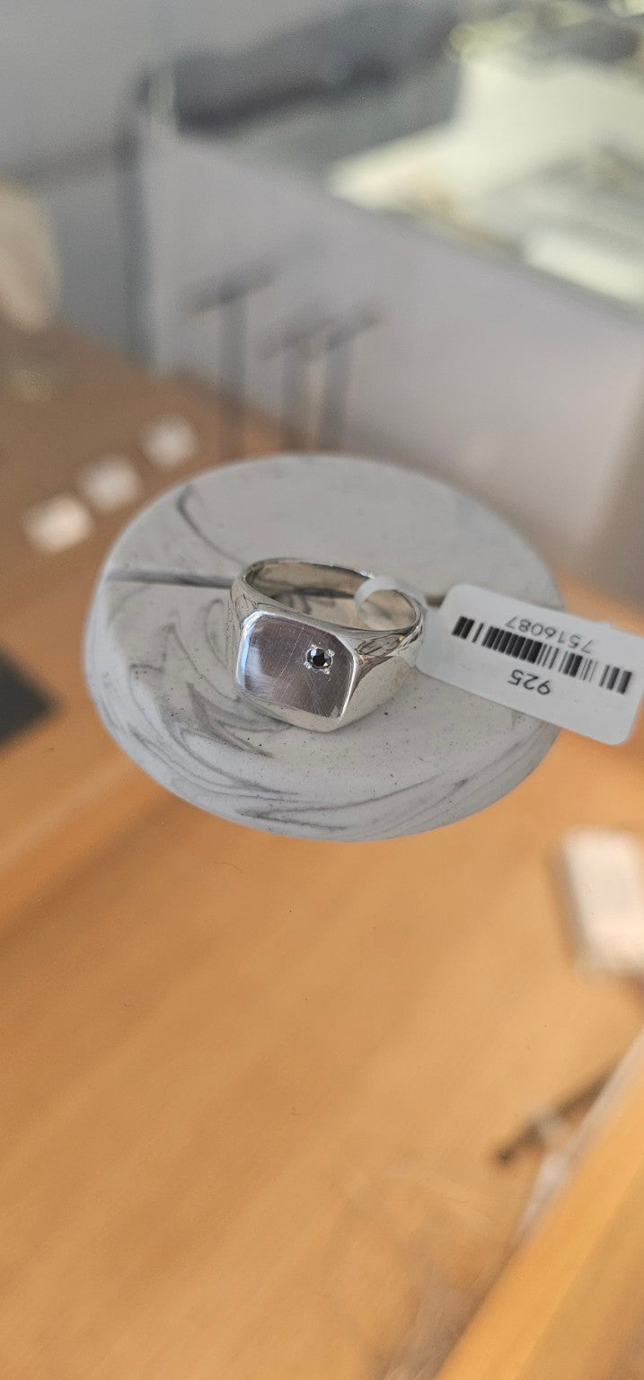 Men's Silver Signet Ring with Black Diamond | טבעת חותם כסף לגבר עם יהלום שחור