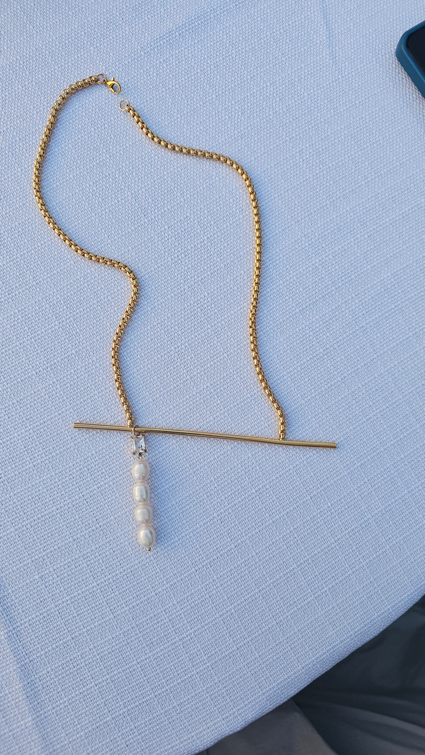 Asymmetrical gold pearls necklace