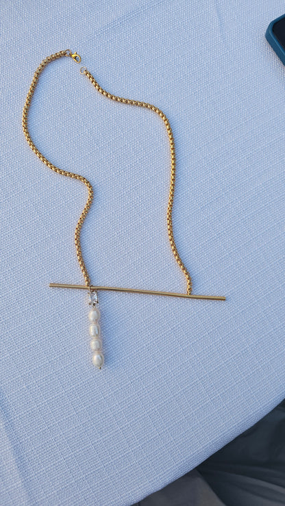 Asymmetrical gold pearls necklace