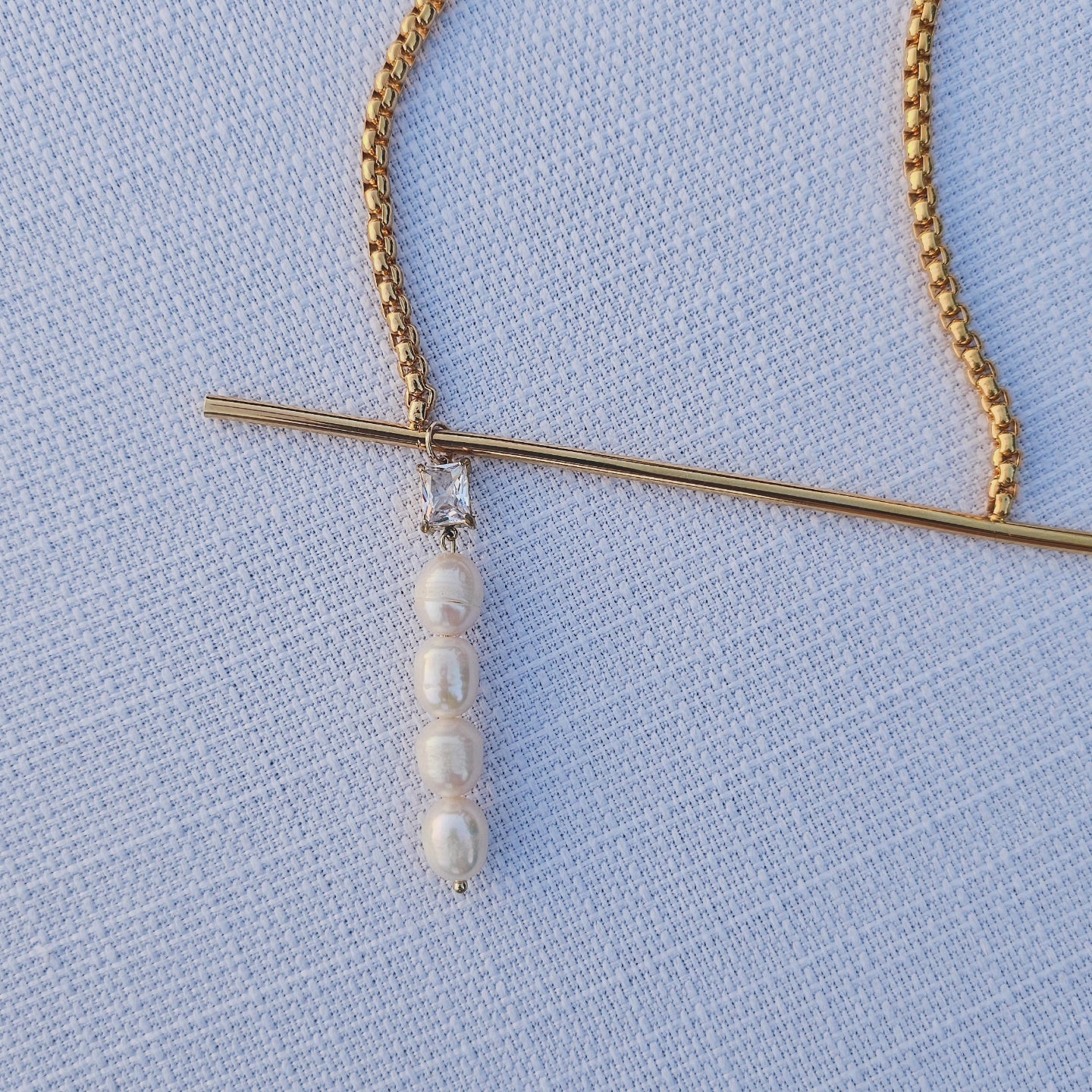 Asymmetrical gold pearls necklace