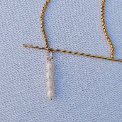 Asymmetrical gold pearls necklace