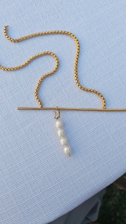 Asymmetrical gold pearls necklace